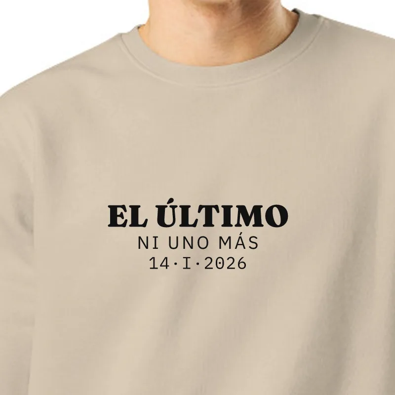 Chico con sudadera color arena, encuadre al sello: EL ÚLTIMO · NI UNO MÁS