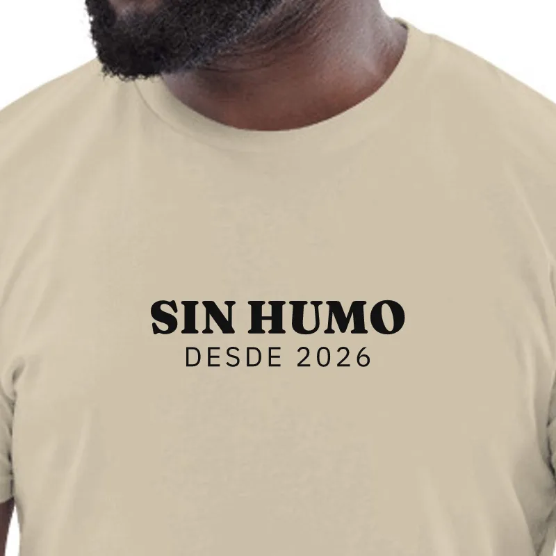 Home amb samarreta color sorra, enquadrament al segell: SENSE FUM · DES DEL 2026