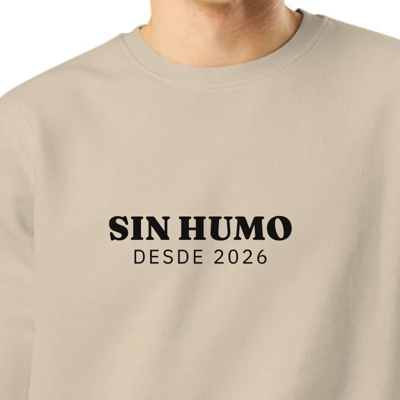 Chico con sudadera color arena, encuadre al sello: SIN HUMO · DESDE 2026
