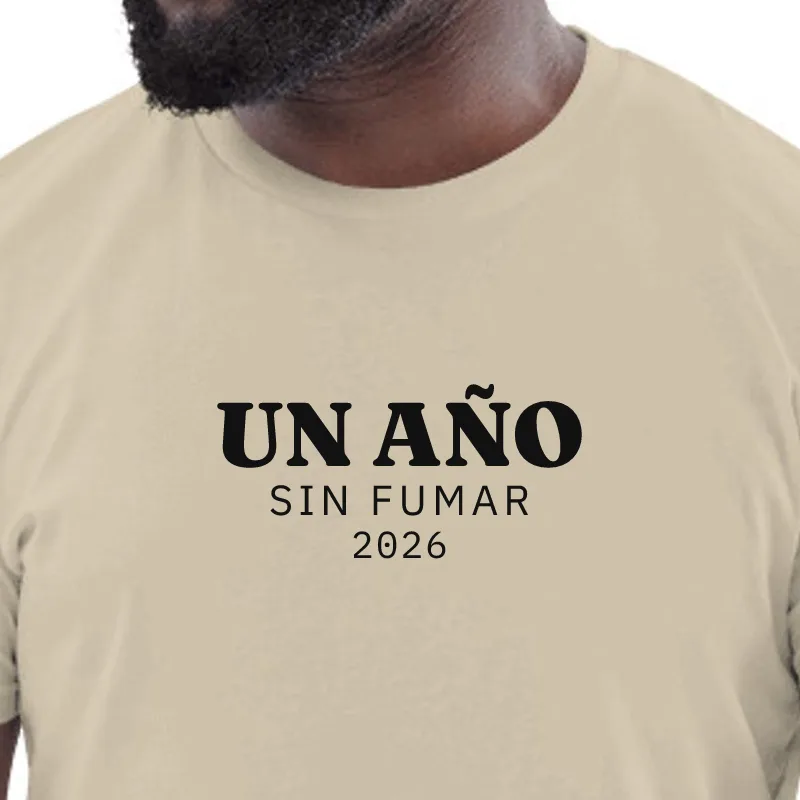 Home amb samarreta color sorra, enquadrament al segell: UN ANY · SENSE FUMAR