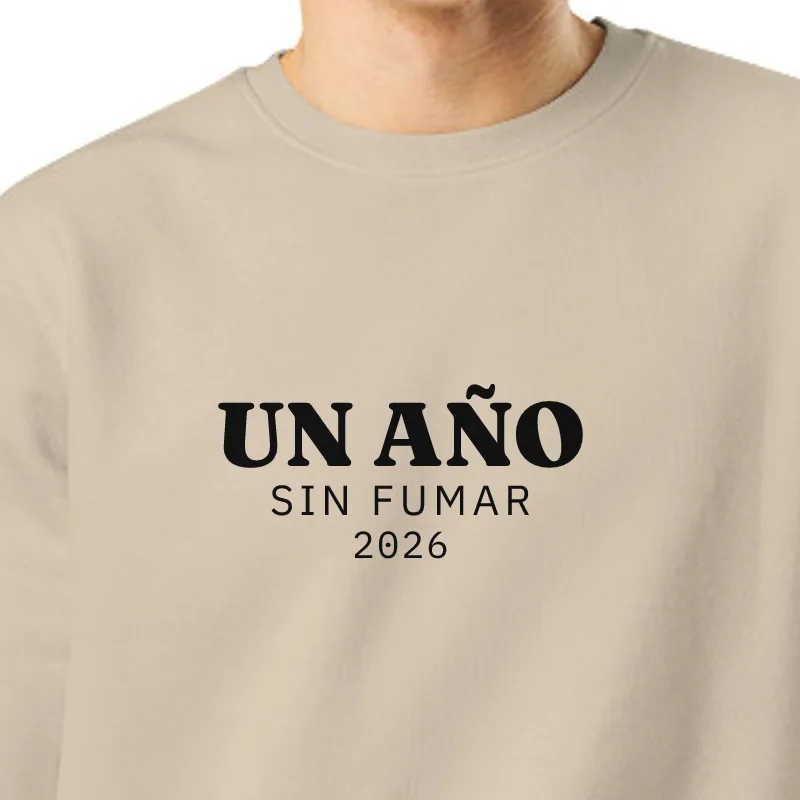 Noi amb dessuadora color sorra: UN ANY · SENSE FUMAR
