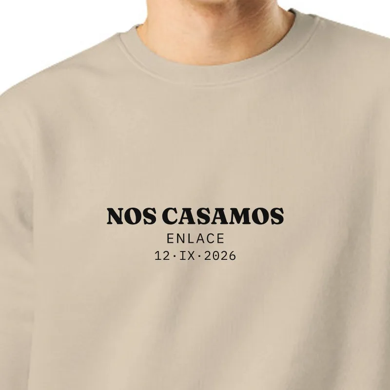 Noi amb dessuadora color sorra: ENS CASEM · ENLLAÇ