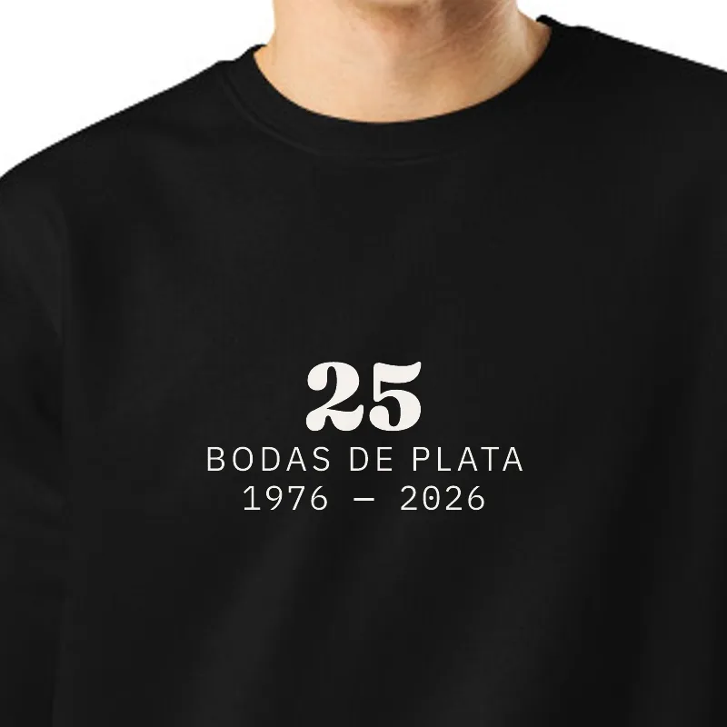 Chico con sudadera negra, encuadre al sello: 25 · BODAS DE PLATA