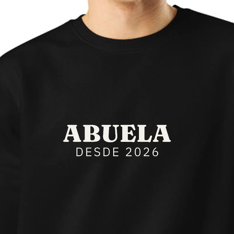 Chico con sudadera negra, encuadre al sello: ABUELA · DESDE 2026
