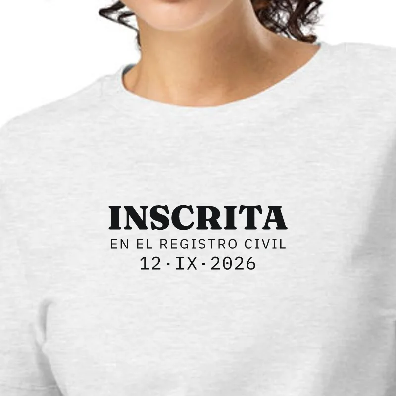 Dona amb samarreta gris jaspiat, enquadrament al segell: INSCRITA · AL REGISTRE CIVIL
