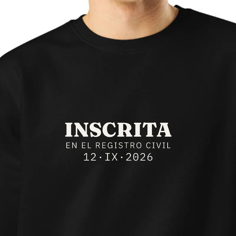 Chico con sudadera negra, encuadre al sello: INSCRITA · EN EL REGISTRO CIVIL