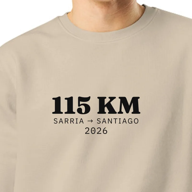 Chico con sudadera color arena, encuadre al sello: 115 km · SARRIA → SANTIAGO