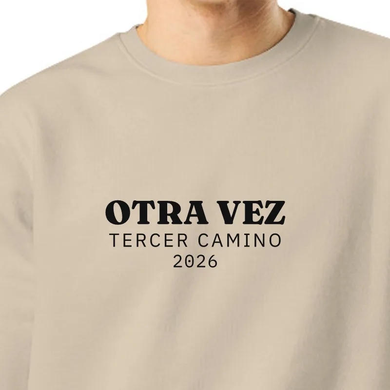Chico con sudadera color arena, encuadre al sello: OTRA VEZ · TERCER CAMINO