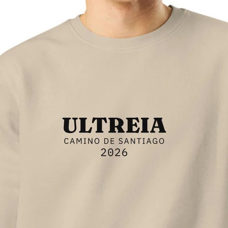 Chico con sudadera color arena, encuadre al sello: ULTREIA · CAMINO DE SANTIAGO