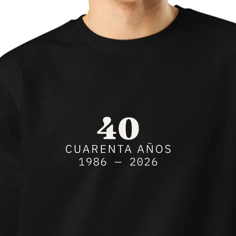 Noi amb dessuadora negra: 40 · QUARANTA ANYS