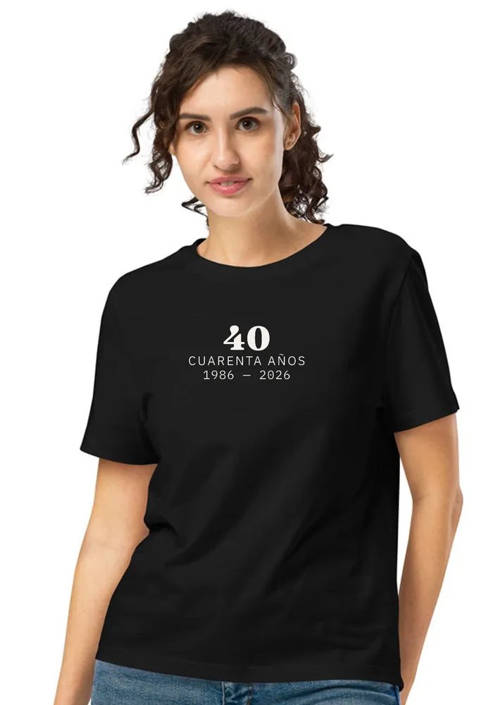 Dona amb samarreta negra: 40 · QUARANTA ANYS