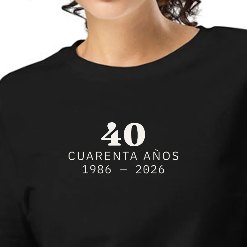 Dona amb samarreta negra, enquadrament al segell: 40 · QUARANTA ANYS