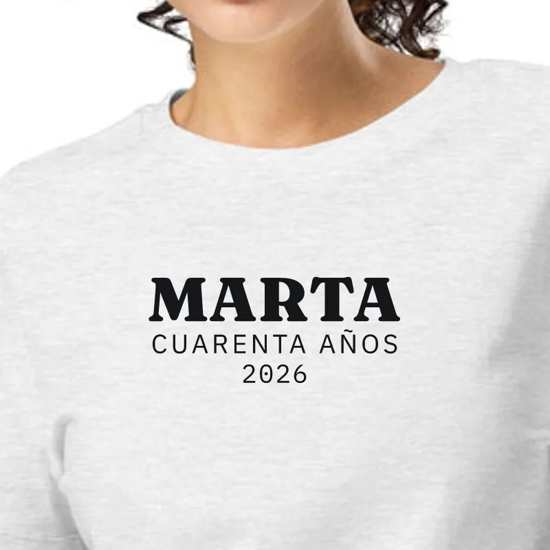 Dona amb samarreta gris jaspiat, enquadrament al segell: MARTA · QUARANTA ANYS