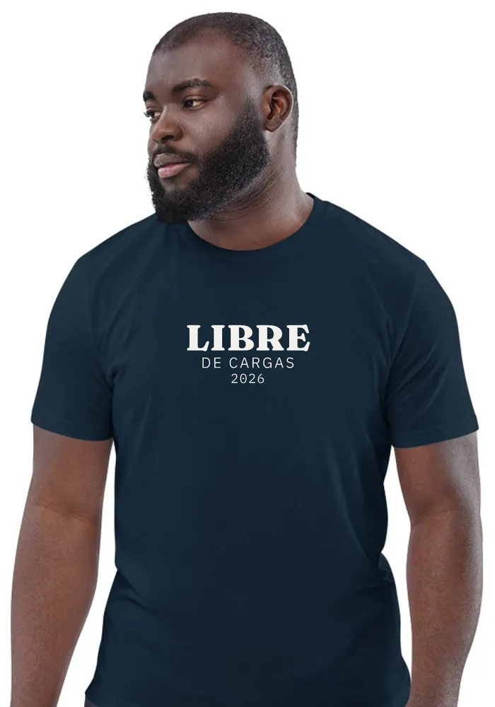 Hombre con camiseta azul marino: LIBRE · DE CARGAS
