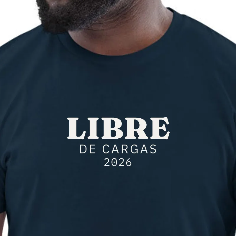 Home amb samarreta blau marí, enquadrament al segell: LLIURE · DE CÀRREGUES