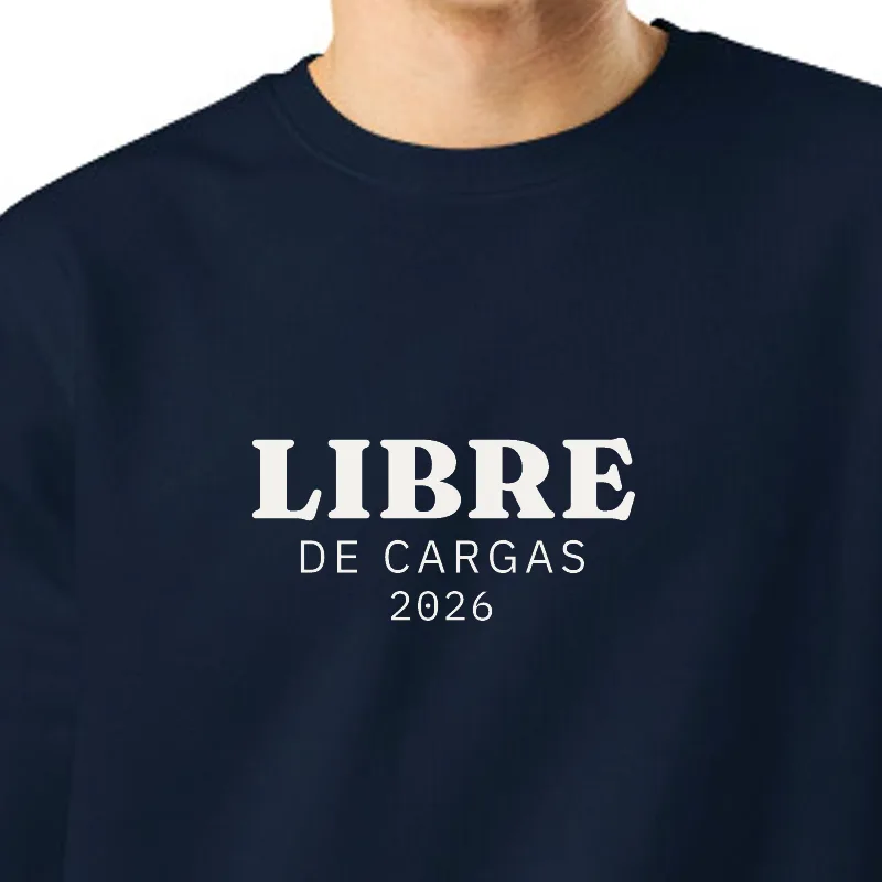 Chico con sudadera azul marino, encuadre al sello: LIBRE · DE CARGAS