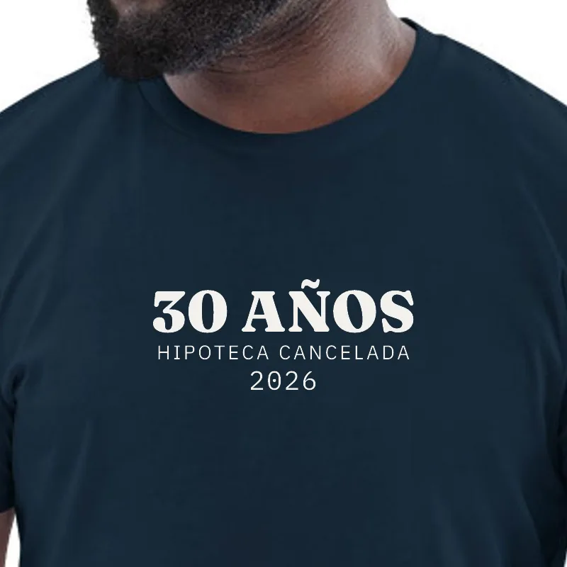 Home amb samarreta blau marí, enquadrament al segell: 30 ANYS · HIPOTECA CANCEL·LADA