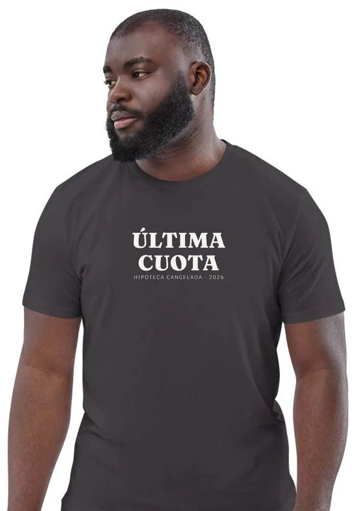 Hombre con camiseta antracita: ÚLTIMA CUOTA · HIPOTECA CANCELADA