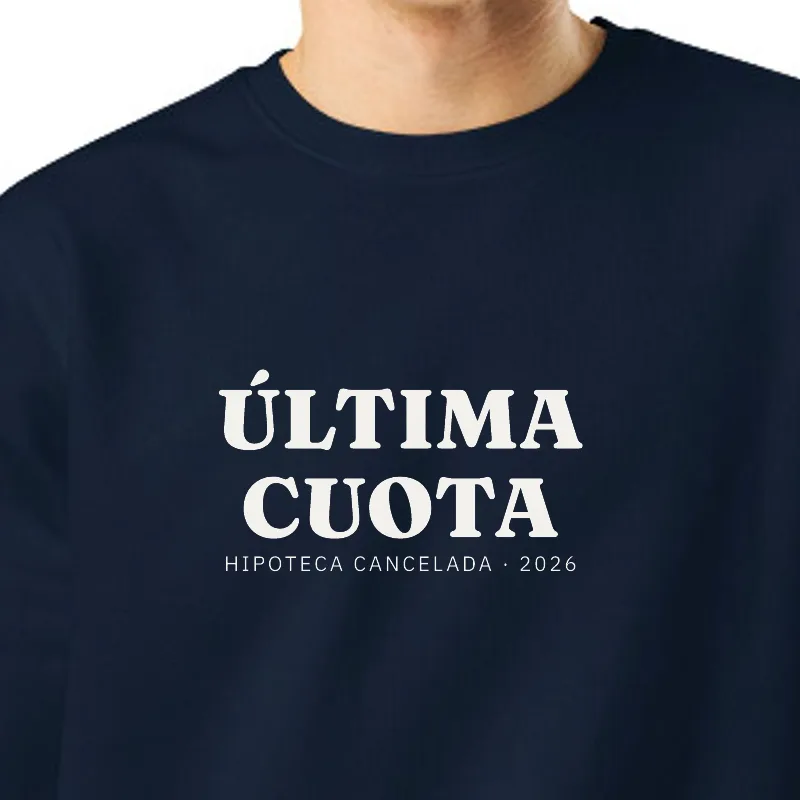 Chico con sudadera azul marino, encuadre al sello: ÚLTIMA CUOTA · HIPOTECA CANCELADA