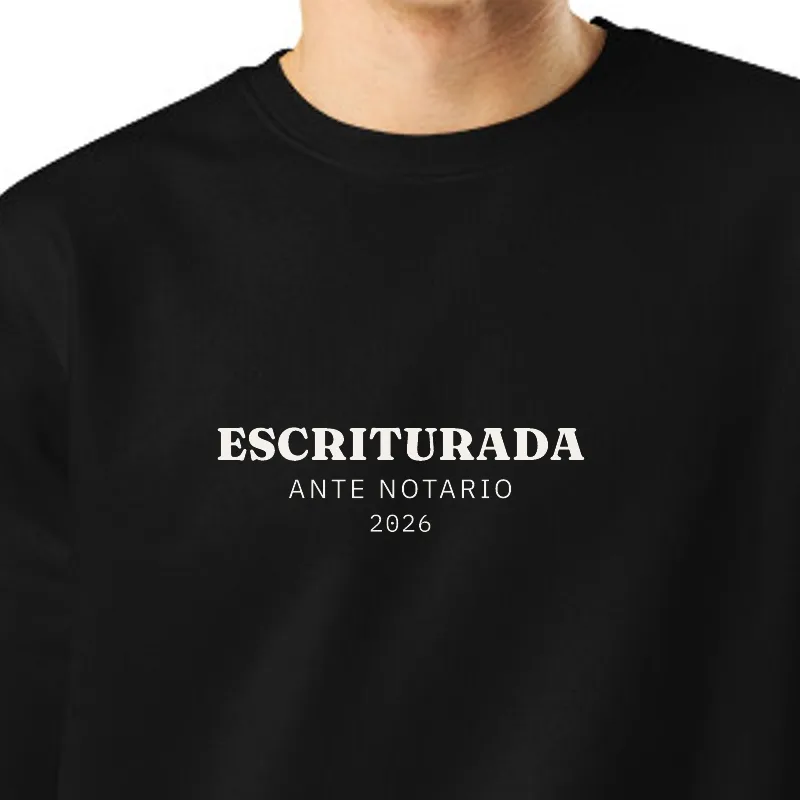 Chico con sudadera negra, encuadre al sello: ESCRITURADA · ANTE NOTARIO