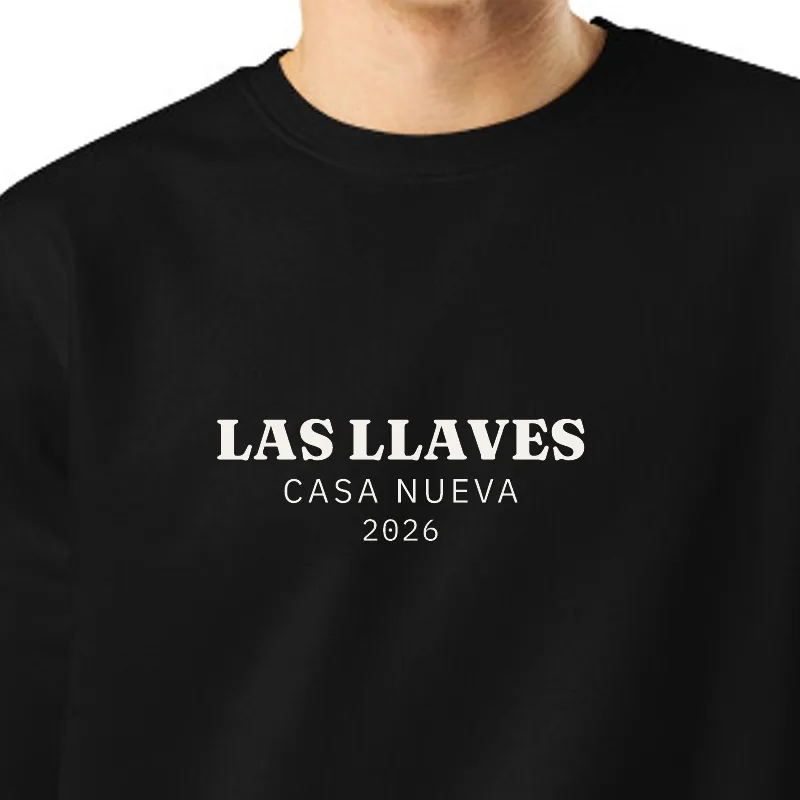 Chico con sudadera negra, encuadre al sello: LAS LLAVES · CASA NUEVA