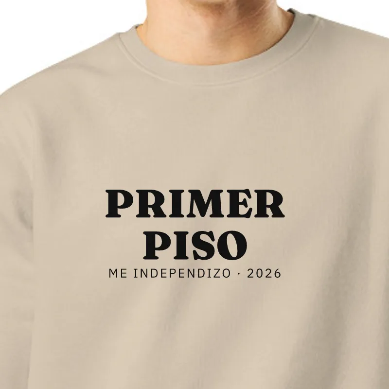 Noi amb dessuadora color sorra: PRIMER PIS · M’INDEPENDITZO