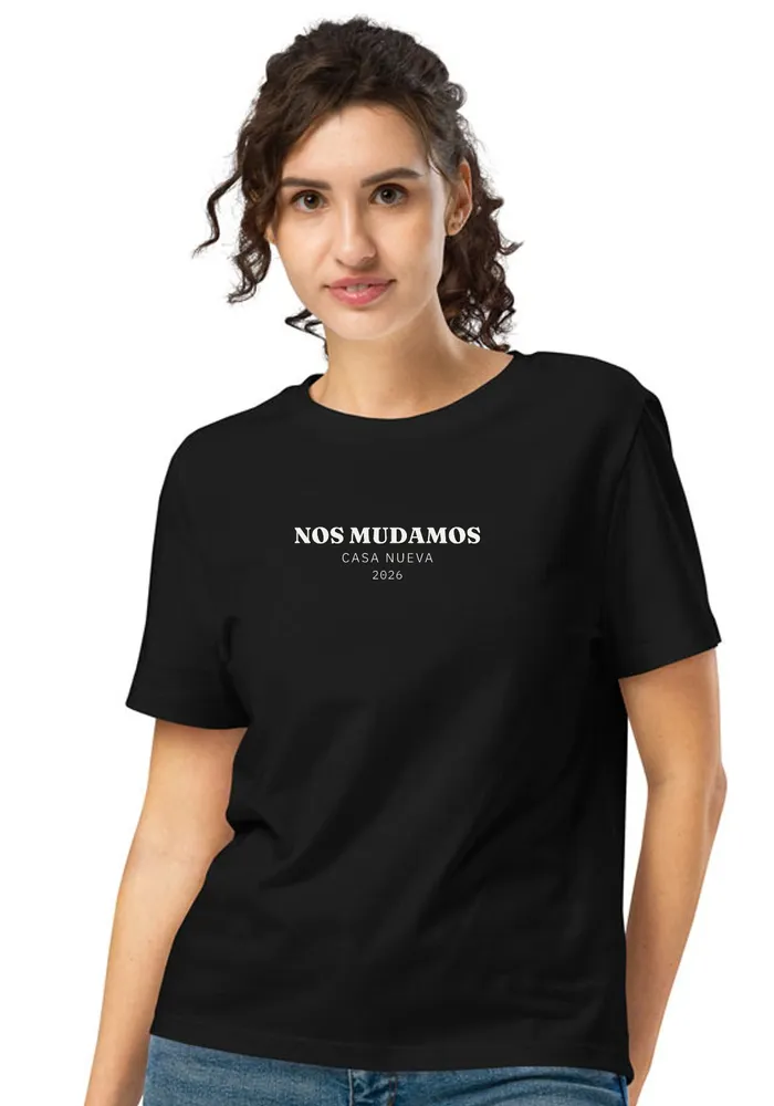 Dona amb samarreta negra: ENS MUDEM · CASA NOVA