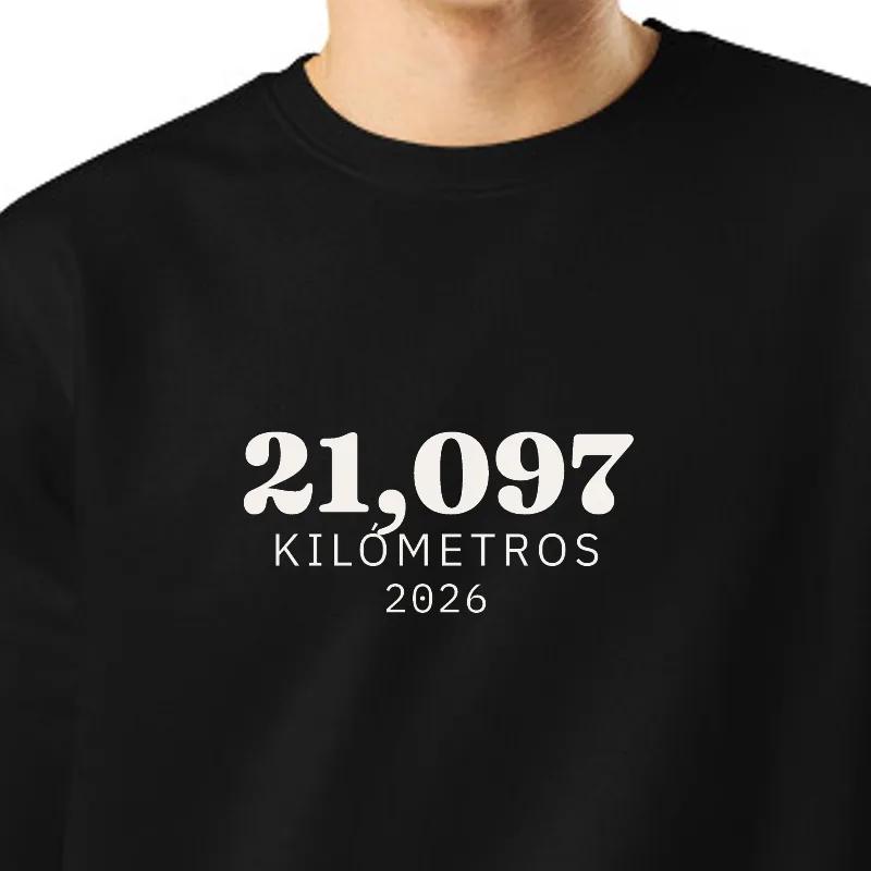 Chico con sudadera negra, encuadre al sello: 21,097 · KILÓMETROS