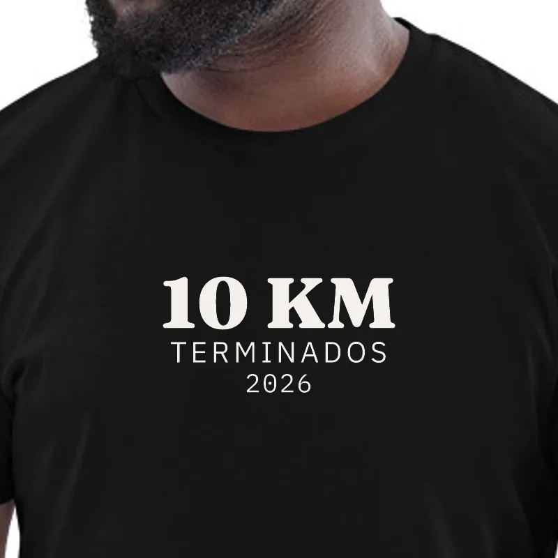 Home amb samarreta negra, enquadrament al segell: 10 KM · ACABATS