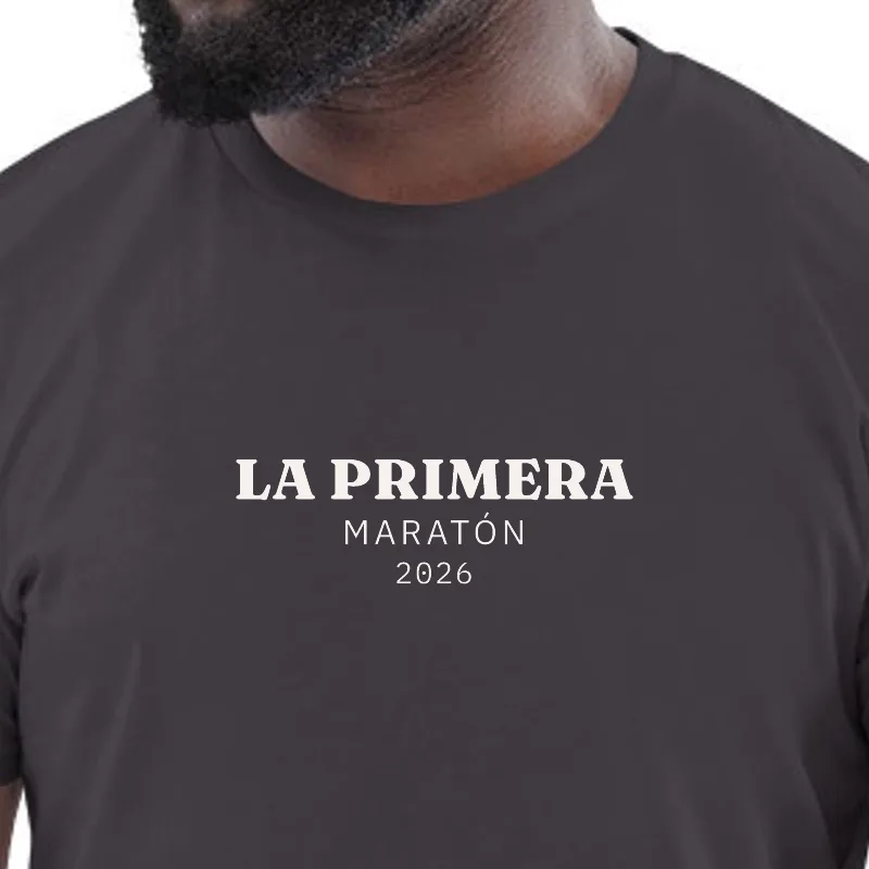 Home amb samarreta antracita, enquadrament al segell: LA PRIMERA · MARATÓ