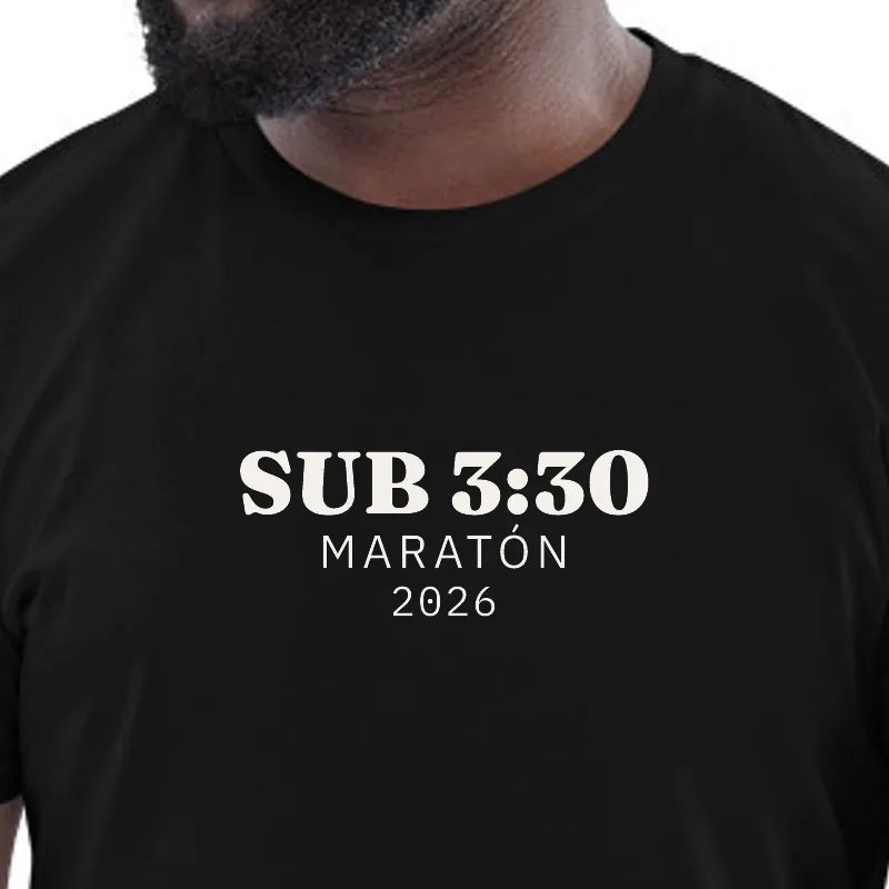 Home amb samarreta negra, enquadrament al segell: SUB 3:30 · MARATÓ