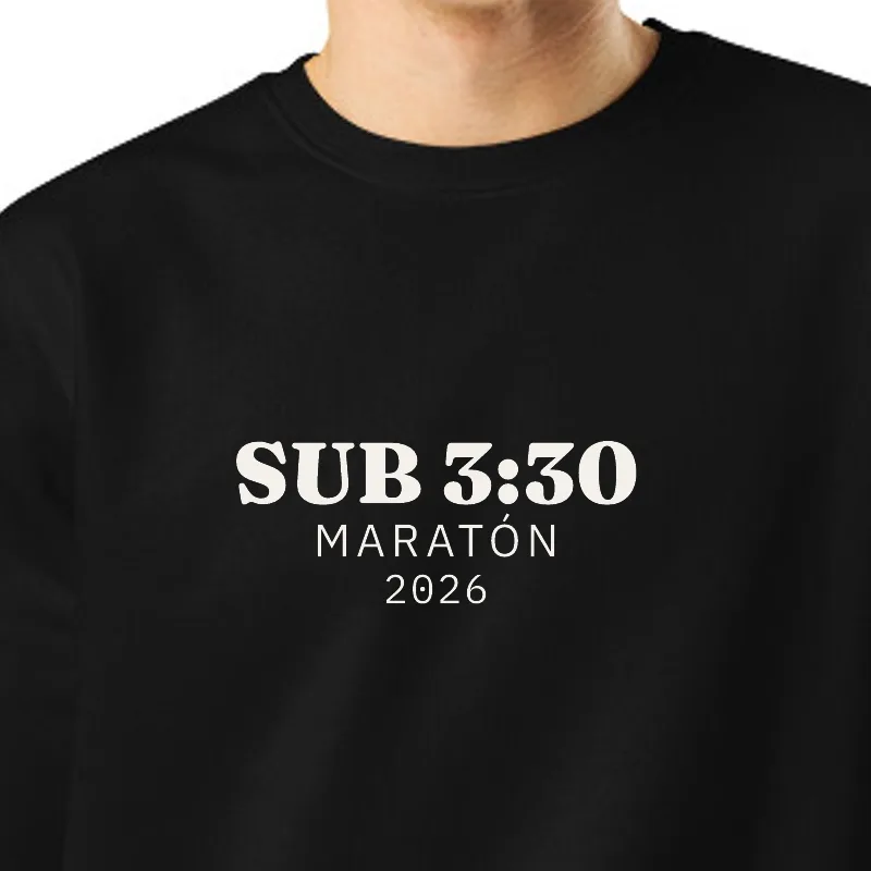 Chico con sudadera negra, encuadre al sello: SUB 3:30 · MARATÓN