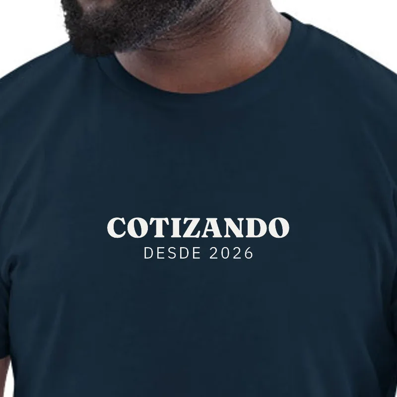 Home amb samarreta blau marí, enquadrament al segell: COTITZANT · DES DEL 2026
