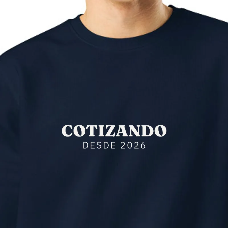 Chico con sudadera azul marino, encuadre al sello: COTIZANDO · DESDE 2026