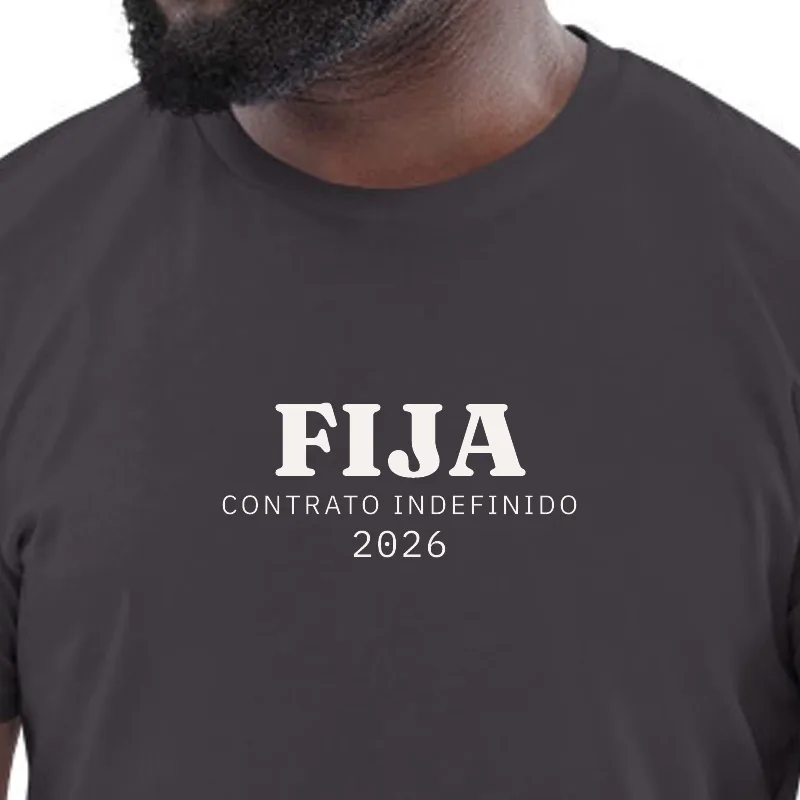 Home amb samarreta antracita, enquadrament al segell: FIXA · CONTRACTE INDEFINIT