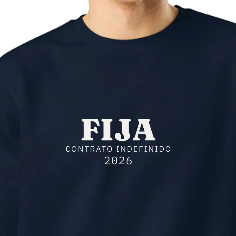 Chico con sudadera azul marino, encuadre al sello: FIJA · CONTRATO INDEFINIDO