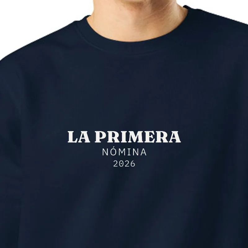 Chico con sudadera azul marino, encuadre al sello: LA PRIMERA · NÓMINA