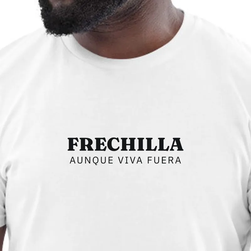 Home amb samarreta blanca, enquadrament al segell: FRECHILLA · ENCARA QUE VISQUI FORA