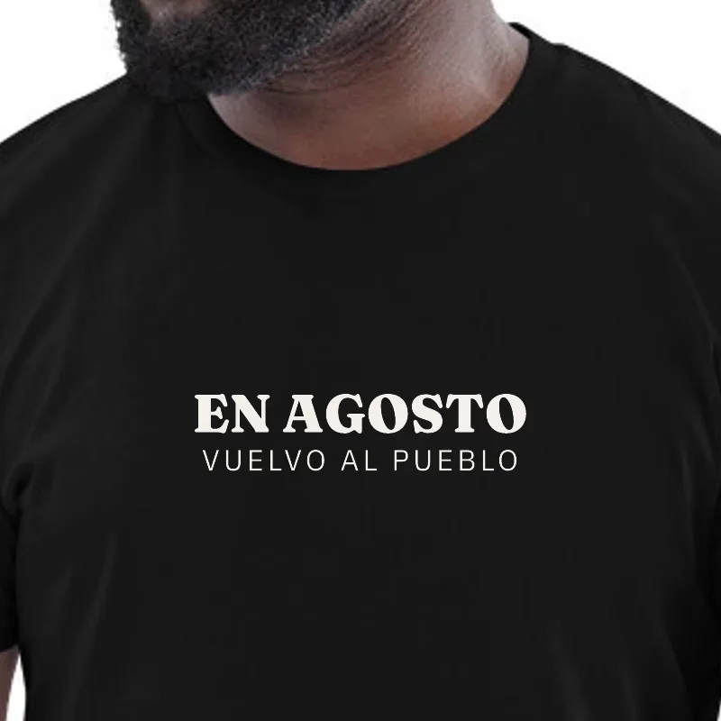 Home amb samarreta negra, enquadrament al segell: A L’AGOST · TORNO AL POBLE