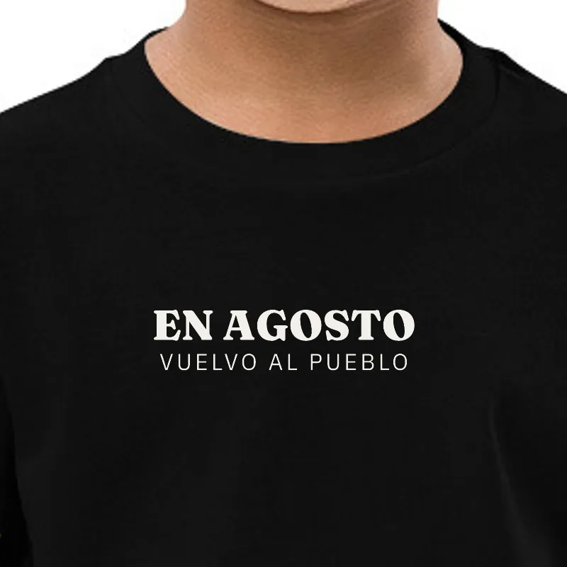 Nen amb samarreta negra, enquadrament al segell: A L’AGOST · TORNO AL POBLE