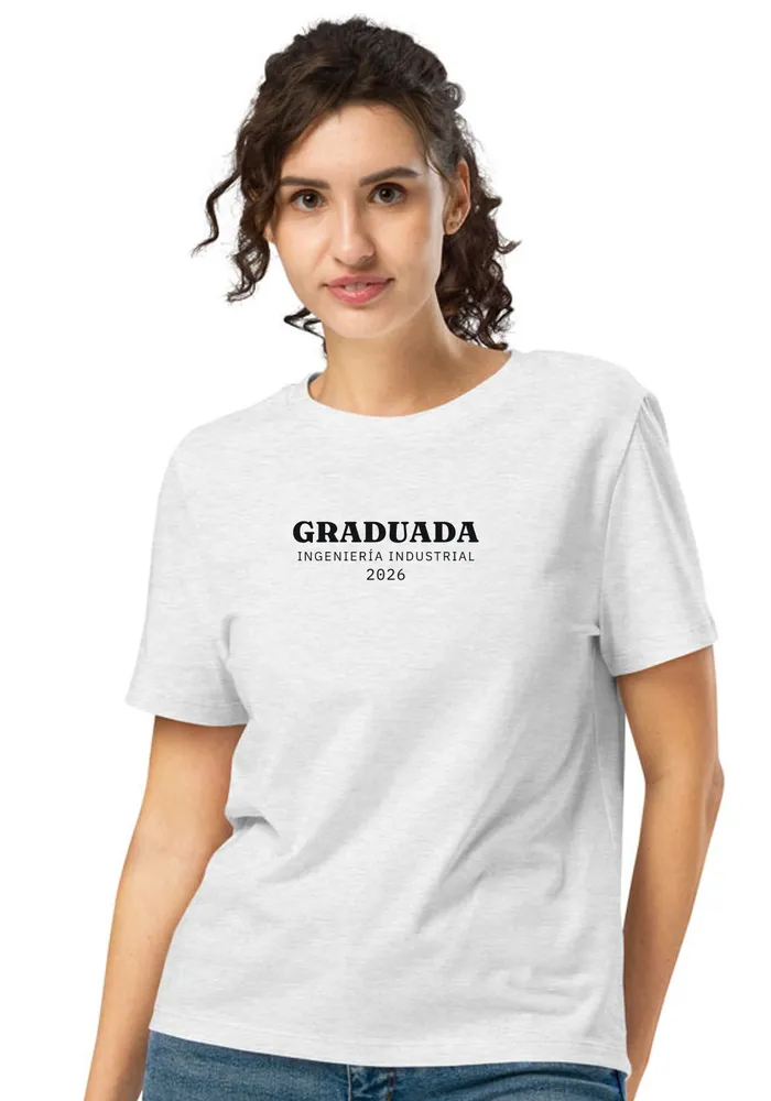 Mujer con camiseta gris jaspeado: GRADUADA · INGENIERÍA INDUSTRIAL