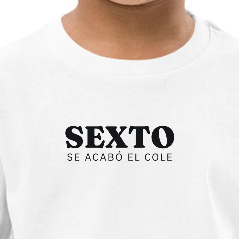 Nen amb samarreta blanca, enquadrament al segell: SISÈ · S’HA ACABAT L’ESCOLA