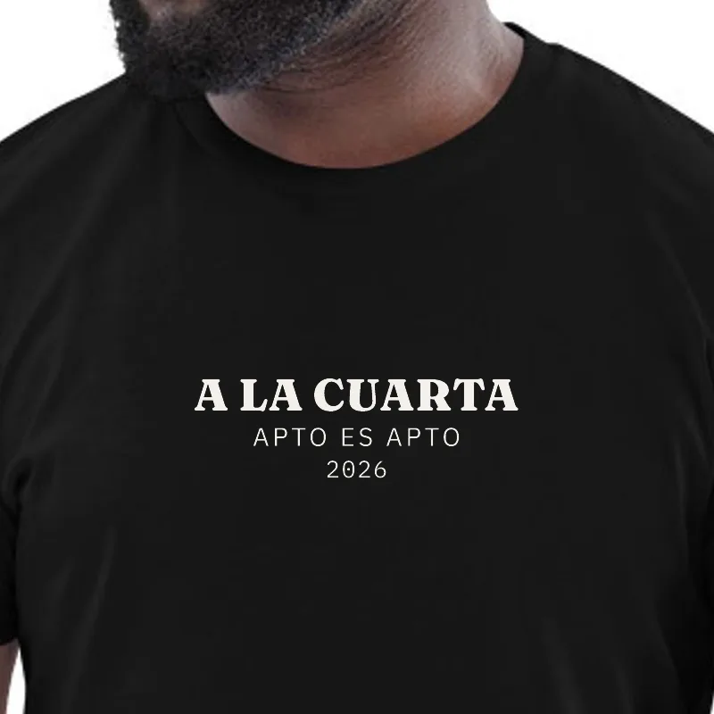 Home amb samarreta negra, enquadrament al segell: A LA QUARTA · APTE ÉS APTE