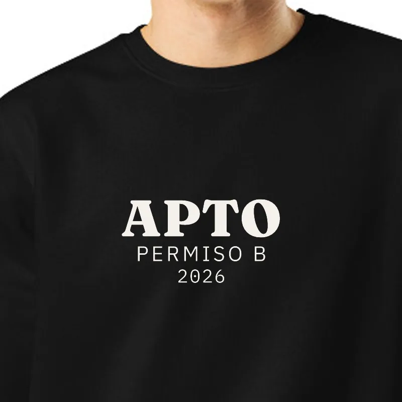 Chico con sudadera negra, encuadre al sello: APTO · PERMISO B