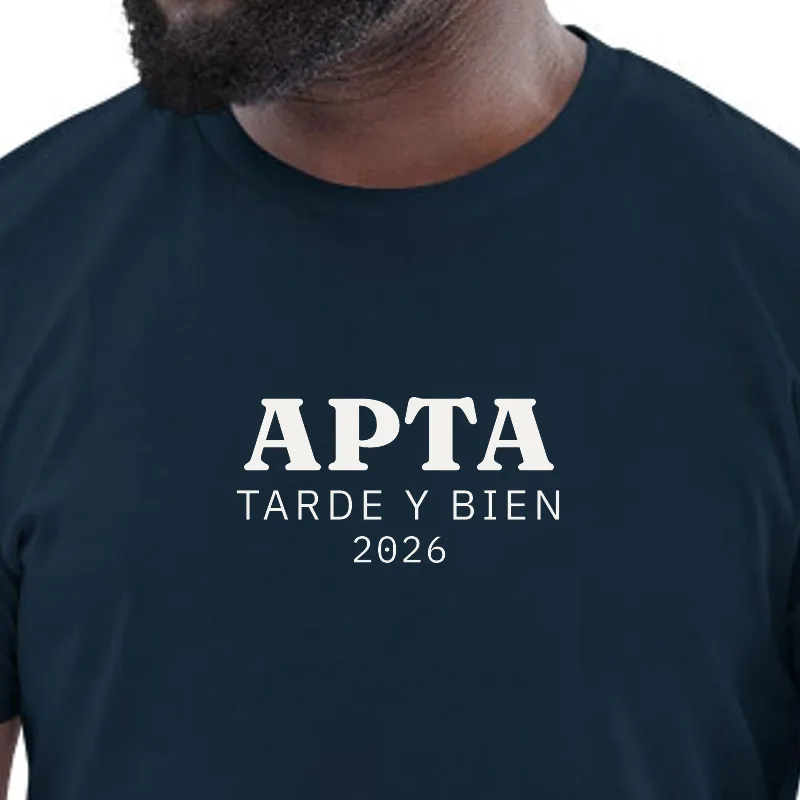 Home amb samarreta blau marí, enquadrament al segell: APTA · TARD I BÉ
