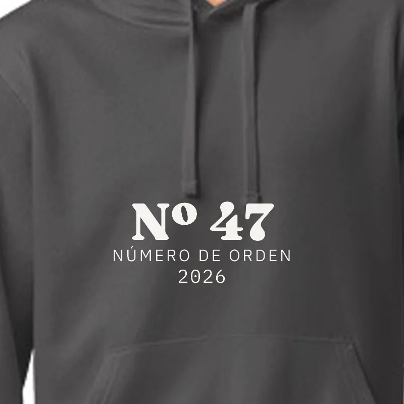 Noi amb dessuadora amb caputxa antracita, enquadrament al segell: NÚM. 47 · NÚMERO D’ORDRE