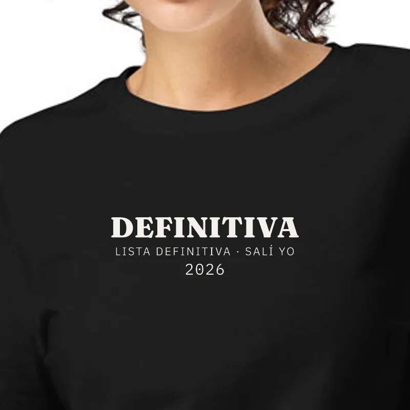 Dona amb samarreta negra, enquadrament al segell: DEFINITIVA · LLISTA DEFINITIVA · HI SÓC