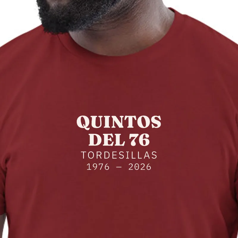 Home amb samarreta bordeus, enquadrament al segell: ELS QUINTOS DEL 76 · TORDESILLES