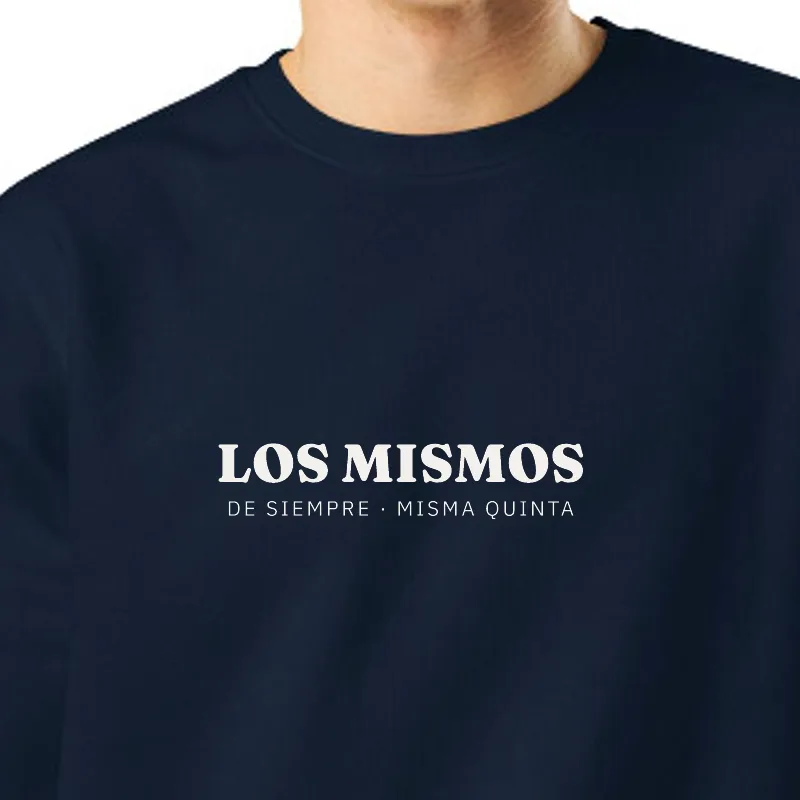 Chico con sudadera azul marino, encuadre al sello: LOS MISMOS · DE SIEMPRE · MISMA QUINTA