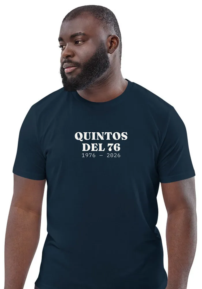 Hombre con camiseta azul marino: QUINTOS DEL 76